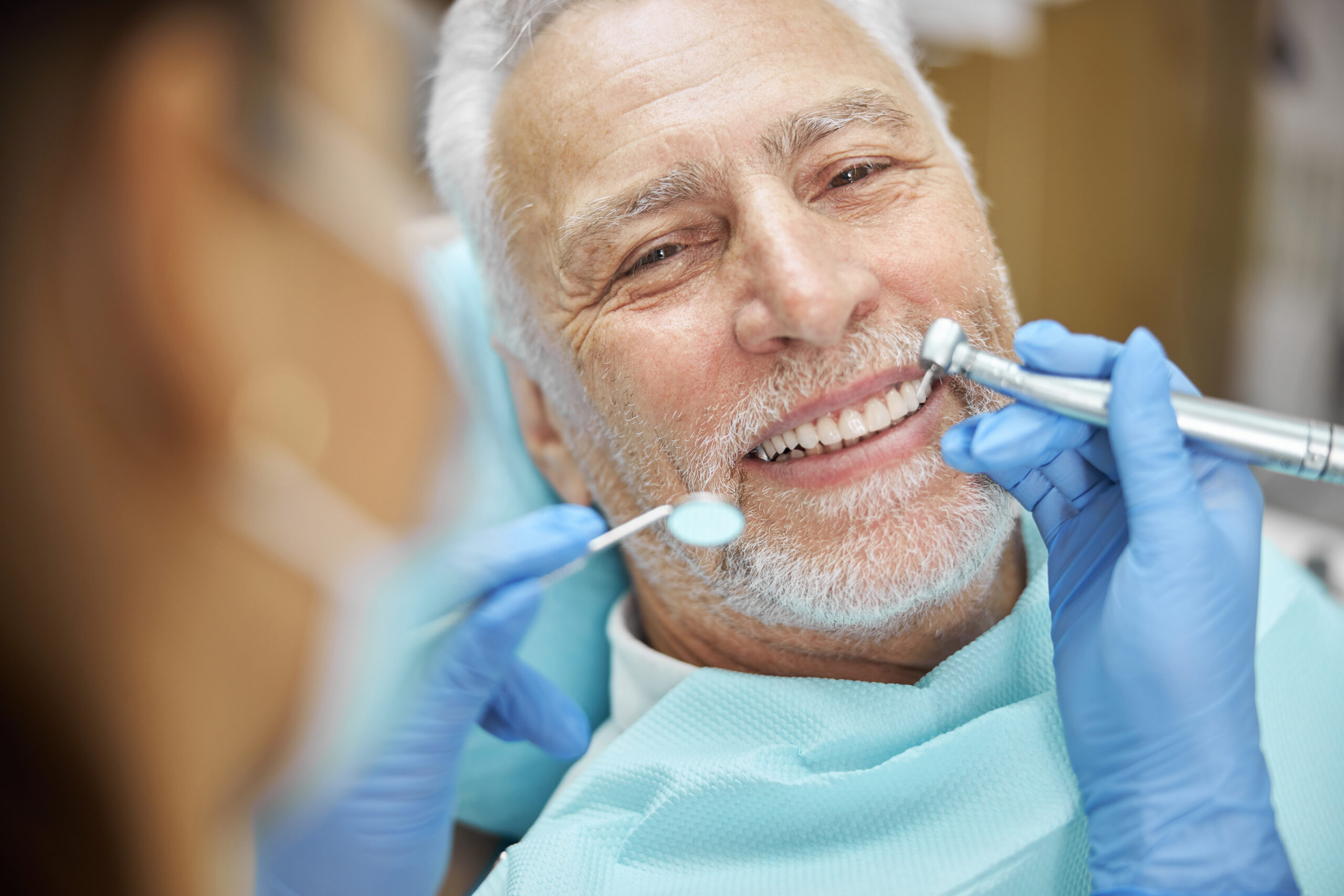Senhor fazendo um tratamento de prótese dentária